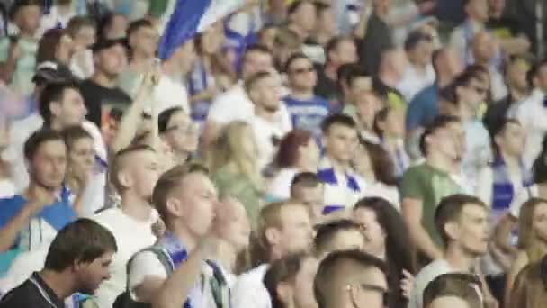 Aficionados en el estadio durante el partido. Olimpiyskiy. Kiev. Ucrania. — Vídeo de stock