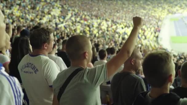 Aficionados en el estadio durante el partido. Olimpiyskiy. Kiev. Ucrania. — Vídeo de stock