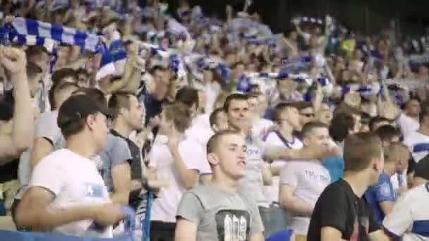 Aficionados en el estadio durante el partido. Olimpiyskiy. Kiev. Ucrania. — Vídeo de stock