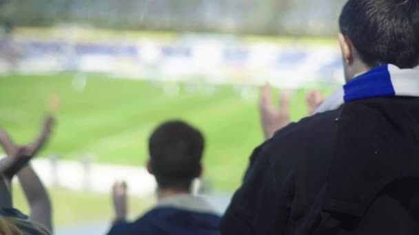 Fãs no estádio durante o jogo. Olimpiyskiy. Kiev. Ucrânia. — Vídeo de Stock