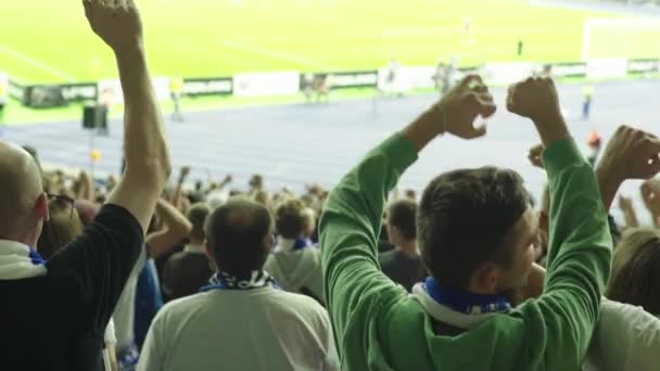 Fans während des Spiels im Stadion. Olimpiyskiy. Kiew. Ukraine. — Stockvideo