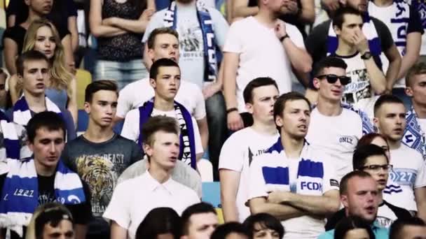 Fãs no estádio durante o jogo. Olimpiyskiy. Kiev. Ucrânia. — Vídeo de Stock