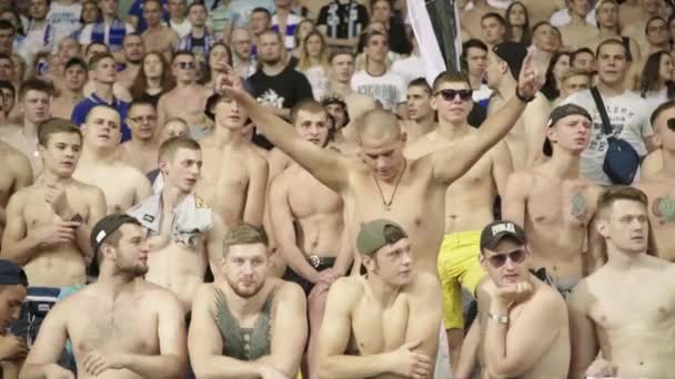 Fani na stadionie podczas meczu. Olimpijski. Kijów. Ukraina. — Wideo stockowe