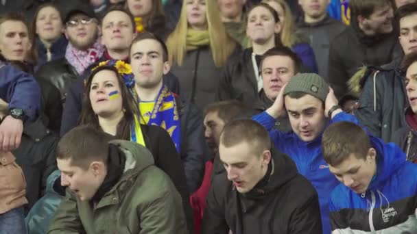 Fans während des Spiels im Stadion. Olimpiyskiy. Kiew. Ukraine. — Stockvideo