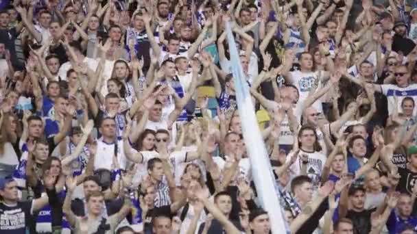 Fãs no estádio durante o jogo. Olimpiyskiy. Kiev. Ucrânia. — Vídeo de Stock