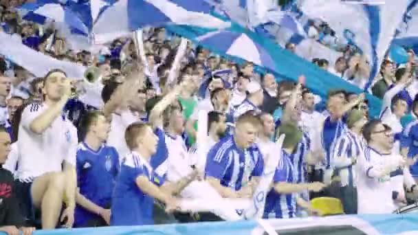 Fans während des Spiels im Stadion. Olimpiyskiy. Kiew. Ukraine. — Stockvideo