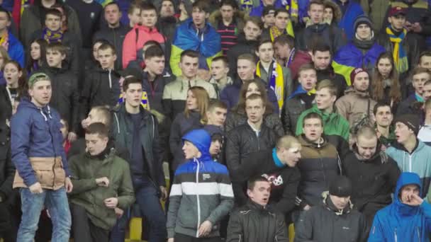 Aficionados en el estadio durante el partido. Olimpiyskiy. Kiev. Ucrania. — Vídeo de stock