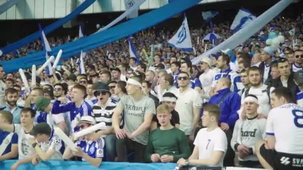 Aficionados en el estadio durante el partido. Olimpiyskiy. Kiev. Ucrania. — Vídeos de Stock