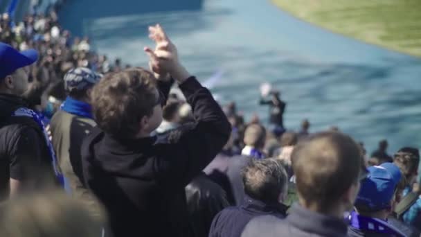 Fani na stadionie podczas meczu. Olimpijski. Kijów. Ukraina. — Wideo stockowe