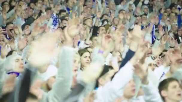 Fans in het stadion tijdens de wedstrijd. Olimpiyskiën. Kiev. Oekraïne. — Stockvideo