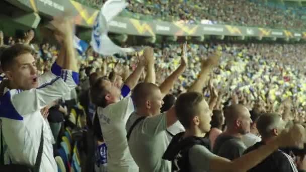 Fans in het stadion tijdens de wedstrijd. Olimpiyskiën. Kiev. Oekraïne. — Stockvideo