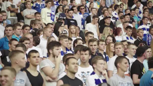 Fans på stadion under kampen. Olimpiyskiy. Kiev. Ukraine. – Stock-video