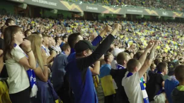 Fani na stadionie podczas meczu. Olimpijski. Kijów. Ukraina. — Wideo stockowe