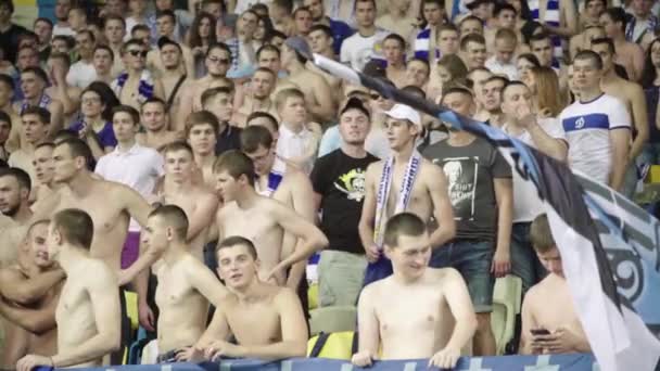 Penggemar di stadion selama pertandingan. Olimpiyskiy. Kyiv. Ukraina. — Stok Video