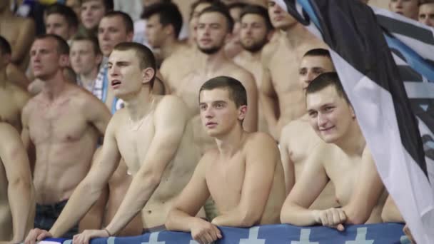 Fans während des Spiels im Stadion. Olimpiyskiy. Kiew. Ukraine. — Stockvideo