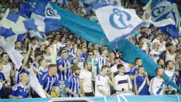 Aficionados en el estadio durante el partido. Olimpiyskiy. Kiev. Ucrania. — Vídeo de stock