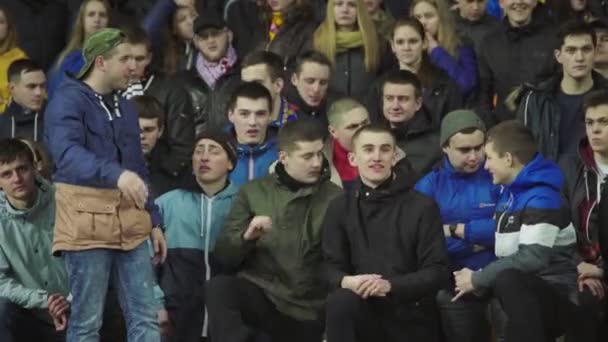 Fãs no estádio durante o jogo. Olimpiyskiy. Kiev. Ucrânia. — Vídeo de Stock