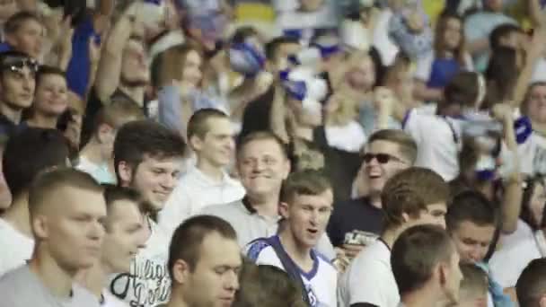 Fani na stadionie podczas meczu. Olimpijski. Kijów. Ukraina. — Wideo stockowe