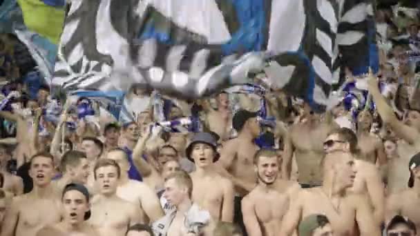 Fans in het stadion tijdens de wedstrijd. Olimpiyskiën. Kiev. Oekraïne. — Stockvideo