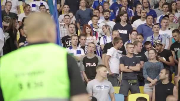 Aficionados en el estadio durante el partido. Olimpiyskiy. Kiev. Ucrania. — Vídeos de Stock