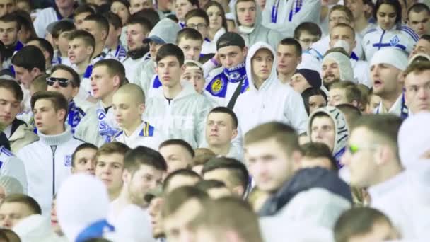 Fans während des Spiels im Stadion. Olimpiyskiy. Kiew. Ukraine. — Stockvideo