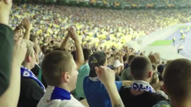 Fans in het stadion tijdens de wedstrijd. Olimpiyskiën. Kiev. Oekraïne. — Stockvideo