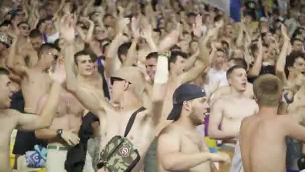 Fans während des Spiels im Stadion. Olimpiyskiy. Kiew. Ukraine. — Stockvideo