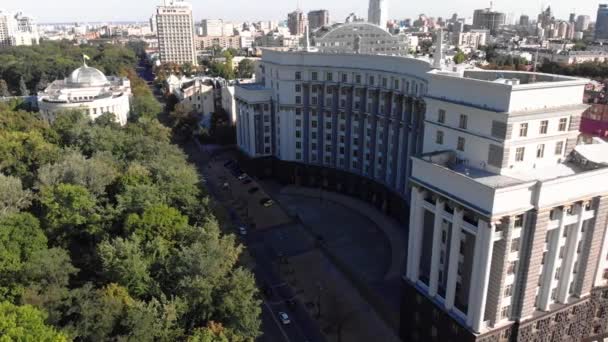 KYIV, UKRAINE - SEPTEMBER 10, 2019. Government of Ukraine. Cabinet of Ministers. Kyiv. Aerial view — Stock Video