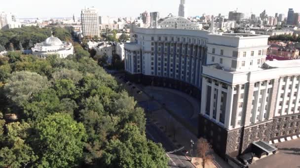 KYIV, UCRANIA - 10 DE SEPTIEMBRE DE 2019. Gobierno de Ucrania. Gabinete de Ministros. Kiev. Vista aérea — Vídeos de Stock