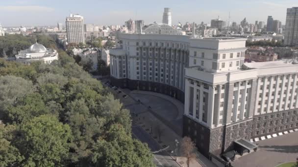 Kyjev, Ukrajina - 10. září2019. Vláda Ukrajiny. Kabinet ministrů. Kyjev. Letecký pohled — Stock video