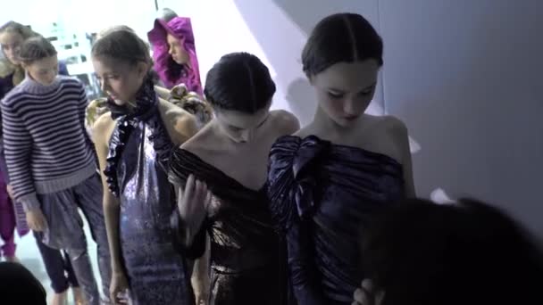 Desfile de moda entre bastidores. Preparación — Vídeos de Stock