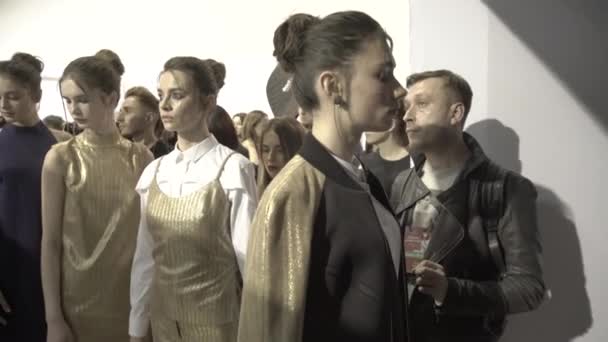 Desfile de moda entre bastidores. Preparación — Vídeo de stock