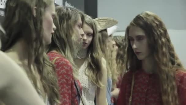 Backstage fashion show. Model, models before the show. — Stock Video