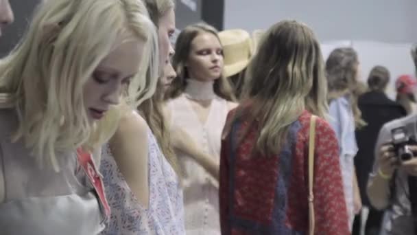 Backstage fashion show. Model, models before the show. — Stock Video
