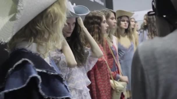 Défilé dans les coulisses. Modèle, modèles avant le spectacle . — Video