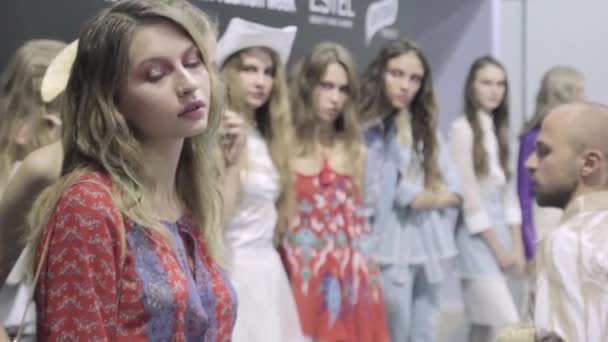 Backstage fashion show. Model, models before the show. — Stock Video