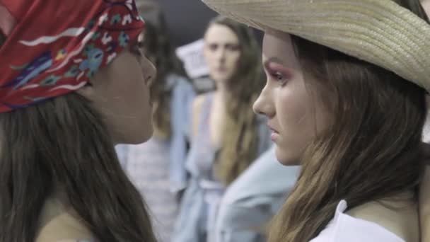 Défilé dans les coulisses. Modèle, modèles avant le spectacle . — Video