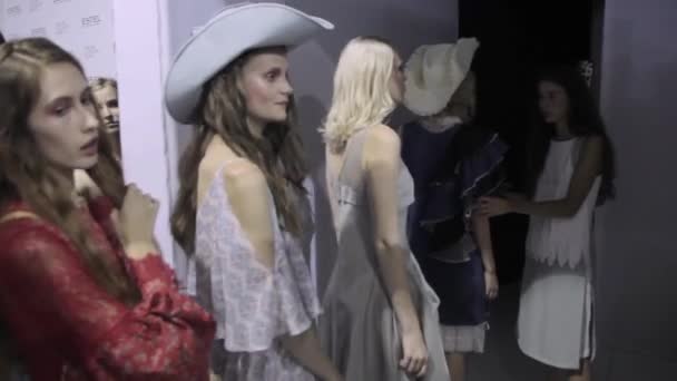 Desfile de moda entre bastidores. Modelo, modelos antes del espectáculo . — Vídeos de Stock