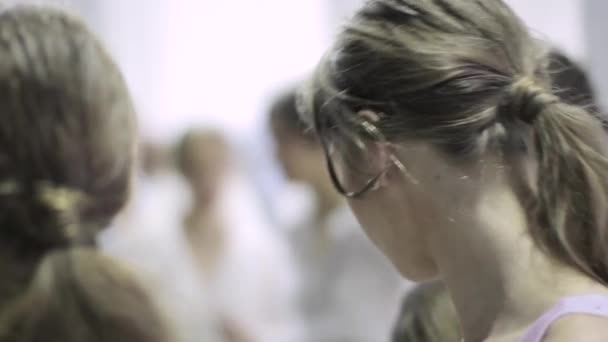 Desfile de moda nos bastidores. Modelo, modelos antes do show . — Vídeo de Stock