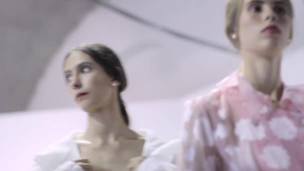 Desfile de moda nos bastidores. Modelo, modelos antes do show . — Vídeo de Stock