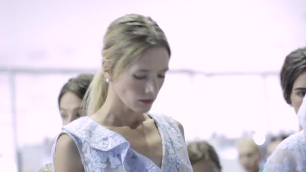 Desfile de moda nos bastidores. Modelo, modelos antes do show . — Vídeo de Stock