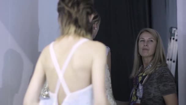 Backstage fashion show. Model, models before the show. — Stock Video