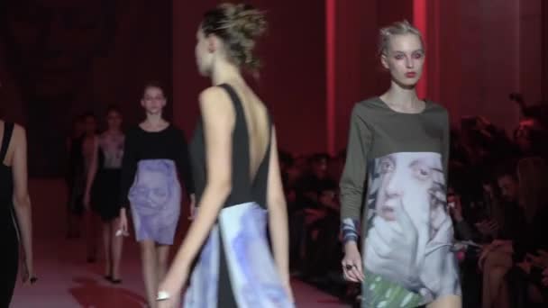 Modeshow. Groep van modellen wandelen op de catwalk. — Stockvideo