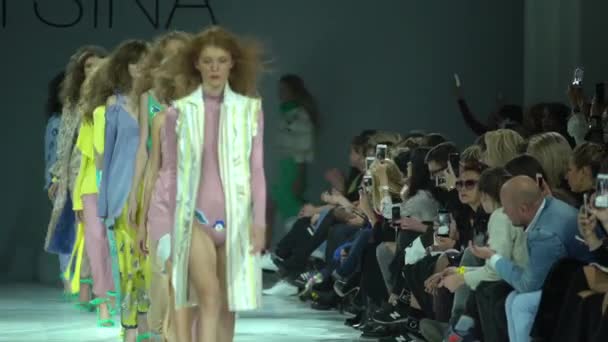 Modeshow. Groep van modellen wandelen op de catwalk. — Stockvideo