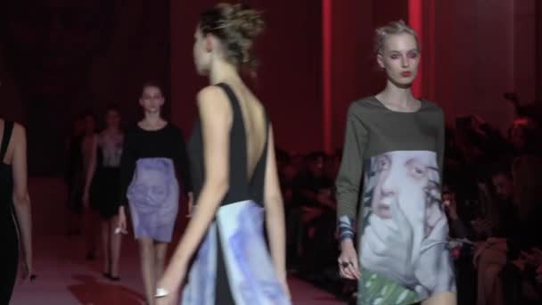 Modeshow. Groep van modellen wandelen op de catwalk. — Stockvideo