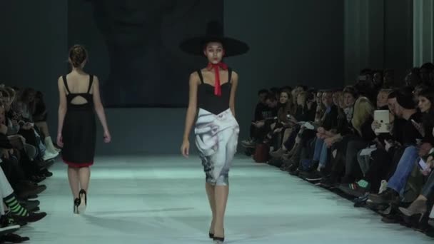 Meisje model op de catwalk bij fashion show — Stockvideo