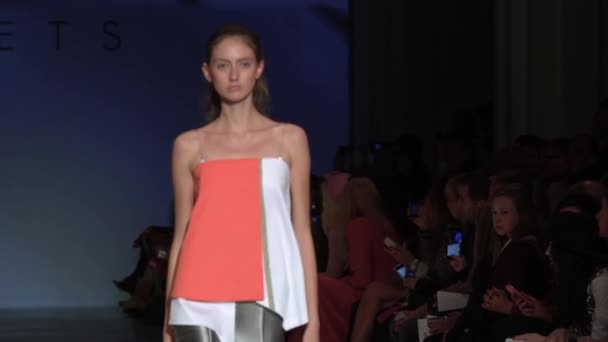 Ragazza modella in passerella alla sfilata di moda — Video Stock