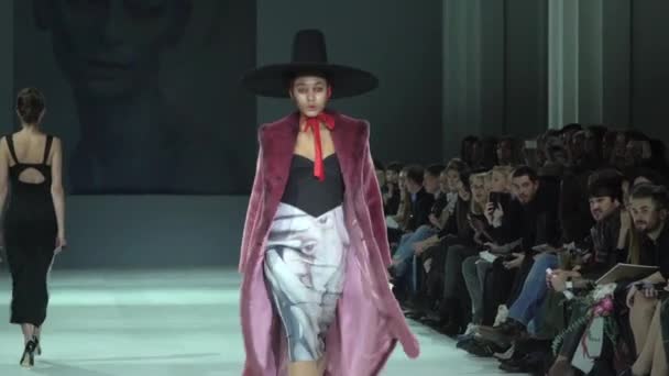 Gadis model di catwalk di fashion show — Stok Video