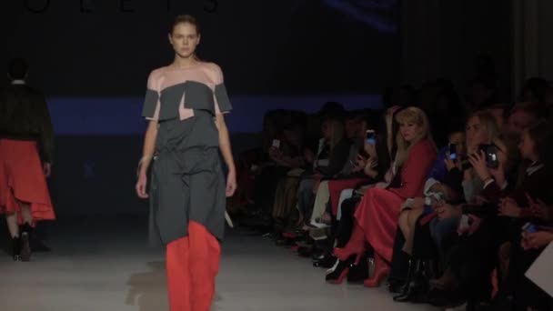 Girl model on the catwalk at fashion show — Stock Video