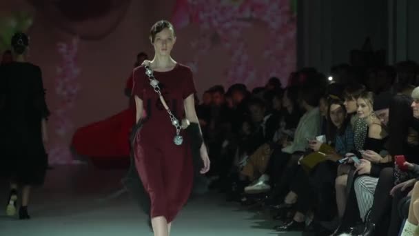 Chica modelo en la pasarela en el desfile de moda — Vídeos de Stock